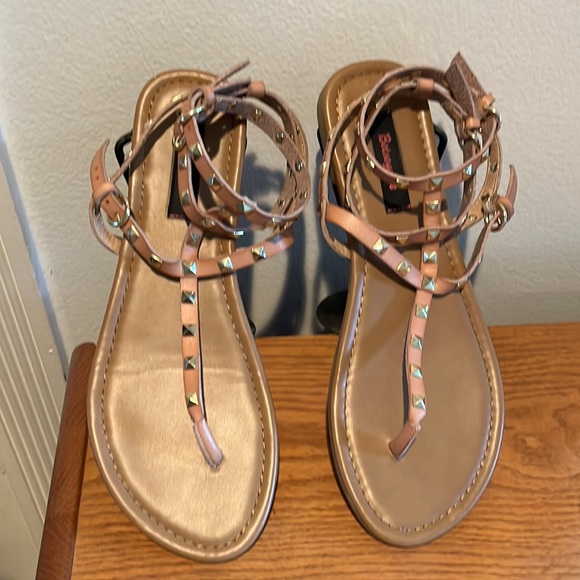 Betseyville by Betsey Johnson tan leather, studded gladiator sandal. Size 10 - Picture 7 of 9